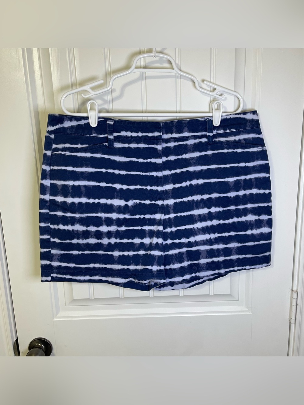 Lands' End Women’s 16 Navy and White Tie-Dye Mid-Rise Shorts 4.5” inseam